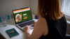 Uma mulher inscreve-se para receber o boletim informativo Shakti.