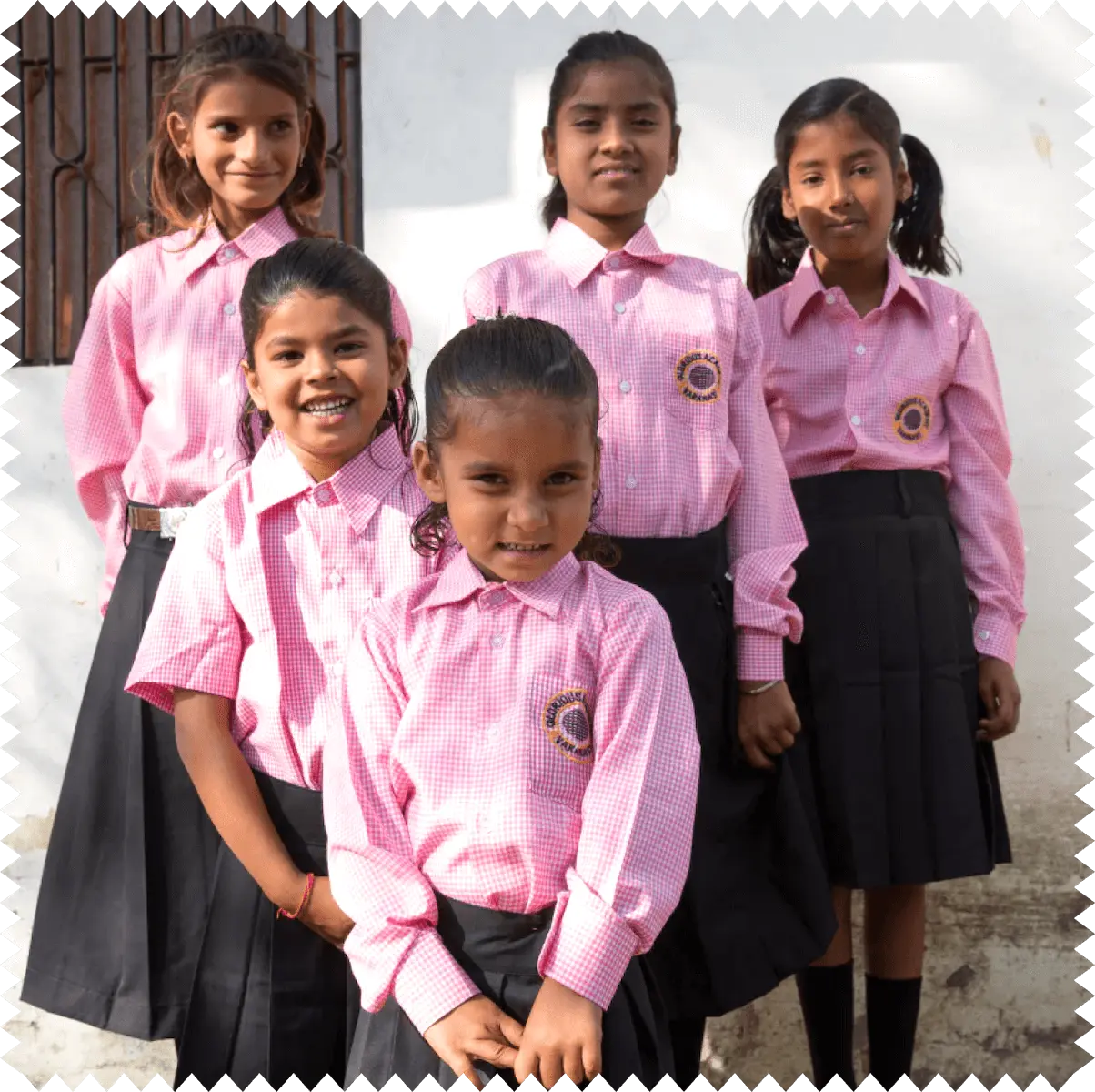 Jusqu'à l'âge de 18 ans, Shakti Mat finance l'école privée Glorious Academy pour les filles de nos collaboratrices.
