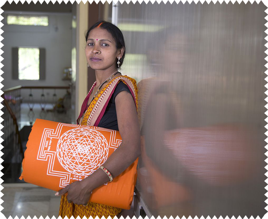 Shakti MatA nossa colega Vinita Devi mostra orgulhosamente o que fez.