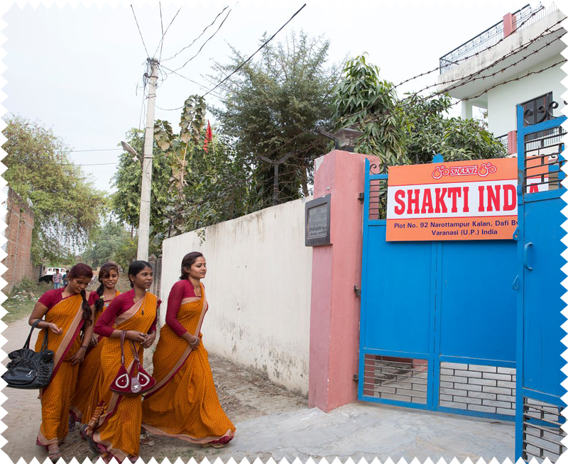 Os nossos colegas no portão de entrada da Fábrica da Gratidão em Varanasi.