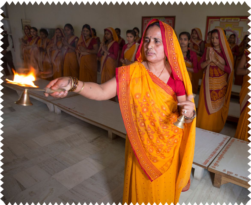 A tia Amma Ji, diretora da Fábrica da Gratidão, conduz um ritual de oração tradicional indiano.