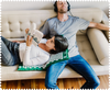 Um casal relaxa com música, um livro e o tapete de acupressão Shakti.