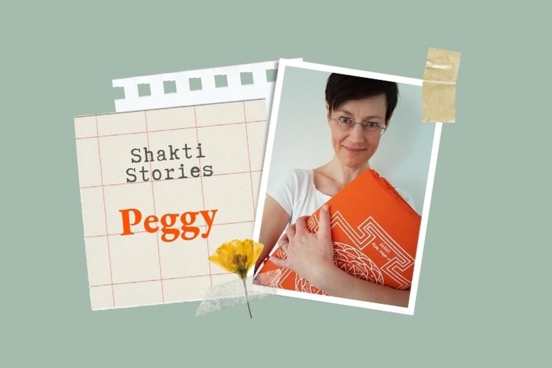ShaktiStories: Peggy - Foto von Peggy mit ShaktiMat Original in orange