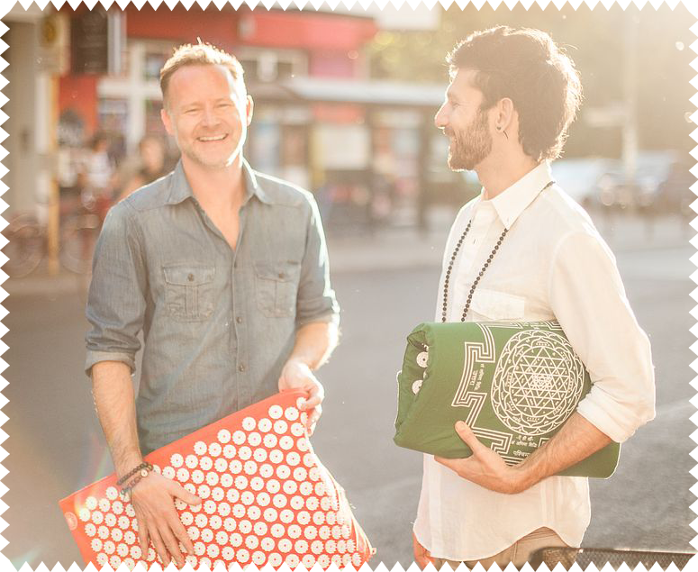 Unsere beiden Co-Founder Stephanos und Glynn mit ihren Shakti Mats in den Händen.