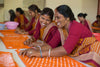 Glückliche Mitarbeiterinnen in Indien fertigen die Shakti Mat von Hand.